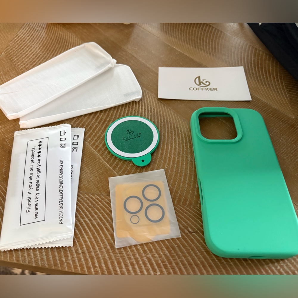 Green Phone Case with Accessories iPhone 16 Pro 6.3”